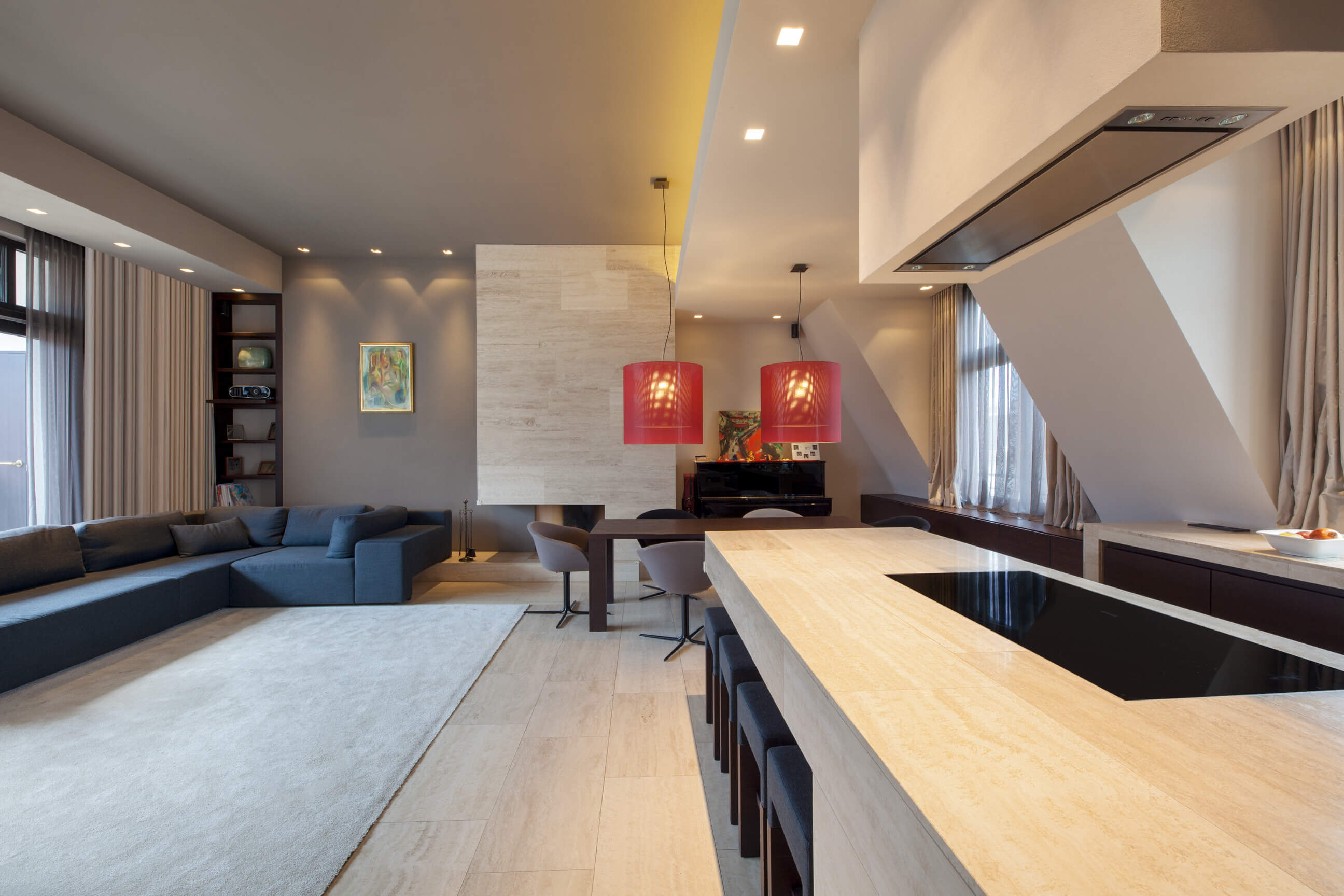 Modern gestaltete Wohnküche einer Dachgeschosswohnung mit Vorhang, Gardinen und Wandgestaltungen in warmen Farben